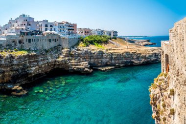 Polignano a Mare, Puglia, İtalya 'daki kayalık kıyı şeridi Adriyatik denizi boyunca uzanır.