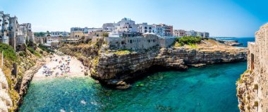 Kayalık yarımadanın panorama manzarası ve Polignano a Mare, Puglia, İtalya kıyı koyunun girişi