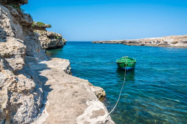 Bateau Pêche Vert Nichons Dans Une Crique Abritée Près Polignano — Photo