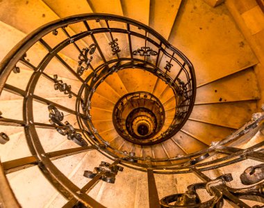 Yazın Budapeşte 'de sarmal bir merdivenden aşağı bir manzara.