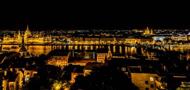 Balıkçıların Kalesi 'nden Parlamento Binası' na ve St. Stephens Bazilikası 'na doğru olan manzara Budapeşte' de Tuna Nehri 'nin karşısındaki gece boyunca devam ediyor.