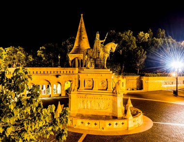 Balıkçı Kalesi 'nde Aziz Stephen heykeli de vardı. Yaz boyunca geceleri Budapeşte' de.