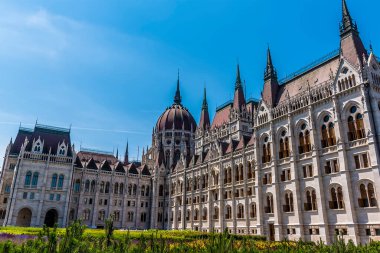 Yaz boyunca Budapeşte 'deki Macar Parlamentosu binasının kubbeleri ve kuleleri