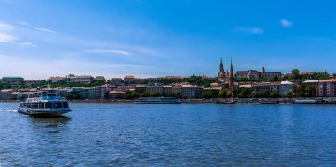 Budapeşte 'de Tuna Nehri' nde nehir feribotu, yaz boyunca arka planda Kale Bölgesi.