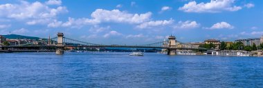 Yaz boyunca Budapeşte 'de Tuna Nehri' nin karşısındaki Zincir Köprüsü manzarası