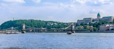 Zincir Köprüsü manzarası, Kraliyet Sarayı, Budapeşte 'de yaz aylarında Özgürlük Heykeli