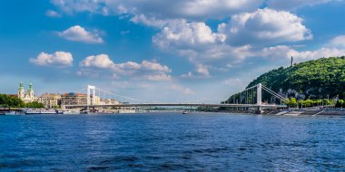 Yazın Budapeşte 'de Elizabeth Köprüsü ve Özgürlük Heykeli manzarası