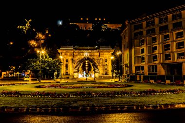 Budapeşte 'deki Zincir Köprüsü' nün karşısındaki aydınlık Buda Kalesi tüneline bir manzara.