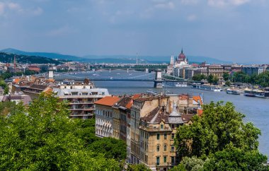 Budapeşte 'deki Tuna Nehri' nin Zincir Köprüsü ve Meclis Binası 'nın arka planında yer alan Gellert Tepesi manzarası