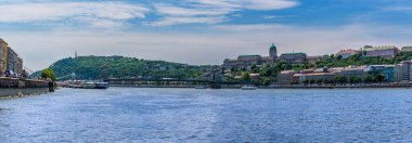 Budapeşte 'deki Tuna Nehri' nin karşısındaki Zincir Köprüsü 'ne, Kraliyet Sarayı' na ve yazın uzak mesafedeki Özgürlük Heykeli 'ne doğru bir manzara.