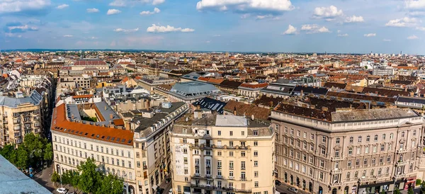 Kilátás Budapest Háztetőjére Szent István Bazilikával Szemben Nyáron — Stock Fotó