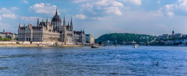 Budapeşte 'de Tuna Nehri' nin karşısından Parlamento Binası, Zincir Köprüsü ve Kraliyet Sarayı 'nı gösteren manzara