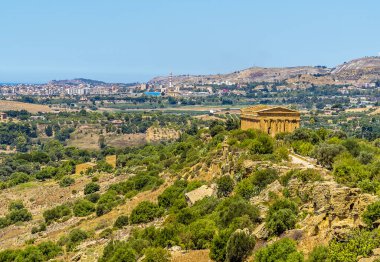 Antik Sicilya 'nın Agrigento kenti. Uzakta modern bir yerleşim birimi var. Yazın.