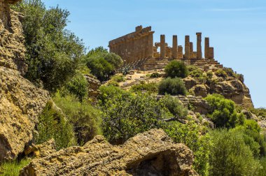 Antik Sicilya şehri Agrigento 'nun savunma duvarının yıkıntıları ve yazın Juno Tapınağı.