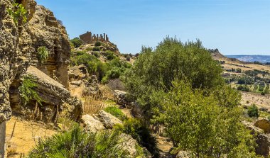 Antik Sicilya şehri Agrigento 'nun savunma duvarının kalıntıları ve yazın Juno Tapınağı.