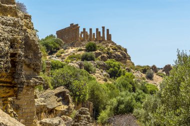 Yazın antik Sicilya şehri Agrigento 'daki savunma duvarının arkasında görünen Juno Tapınağı.