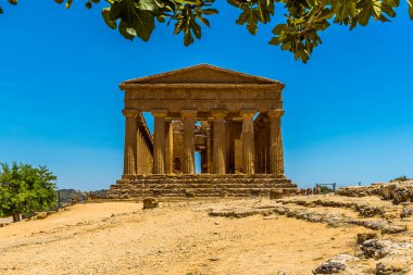Yazın antik Sicilya şehri Agrigento 'daki ağaçların arasından Concordia Tapınağı' nın manzarası görülüyor.