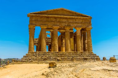 Yazın antik Sicilya şehri Agrigento 'daki Konkordiya Tapınağı' nın yakın görüntüsü.