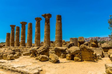 Antik Sicilya şehri Agrigento 'daki Herkül Tapınağı' nın kalıntıları. Yazın arka planda modern şehir.