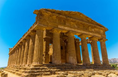 Yazın antik Sicilya şehri Agrigento 'daki Konkordiya Tapınağı' na yakından bir bakış açısı