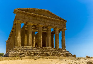 Yazın antik Sicilya şehri Agrigento 'daki Concordia Tapınağı' nın batı yakasına yakın bir bakış açısı.