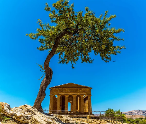 Una Vista Del Templo Concordia Antigua Ciudad Siciliana Agrigento Enmarcada — Foto de Stock