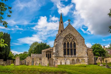 Manzara İngiltere 'nin Grafton Underwood kentindeki kiliseye bakıyor.