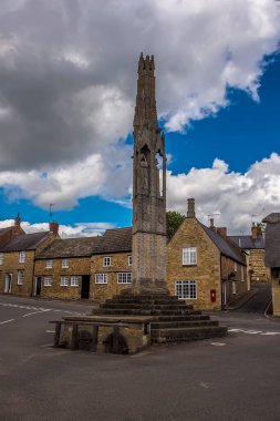 İngiltere 'nin Geddington şehrinde yaz aylarında Eleanor Cross' a doğru bir manzara.