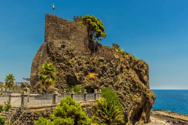 Yazın Sicilya, Acicastello 'daki Norman kalesi.
