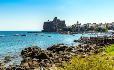 Yaz mevsiminde Acicastello, Sicilya 'daki liman, sahil ve şato.