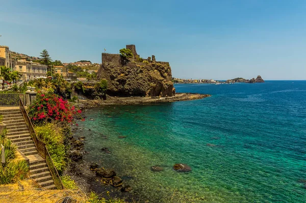 Över Havet Acicastello Sicilien Mot Normans Slott Sommaren — Stockfoto