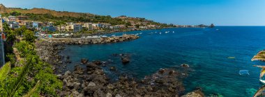 Sicilya, Acicastello körfezi, liman ve gezinti. Yazın Norman şatosundan izleniyor.