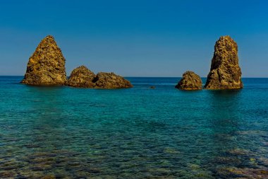 Sicilya, Aci Trezza açıklarında bir grup Basalt Stacks.