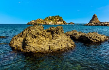 Sicilya, Aci Trezza 'da yaz aylarında Isole dei Ciclopi bazalt kayaları