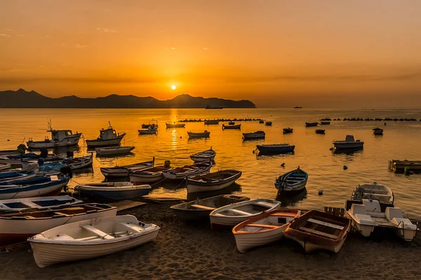 Barche Pesca Colorate Sulla Spiaggia Aspra Sicilia Mentre Sole Tramonta — Foto Stock