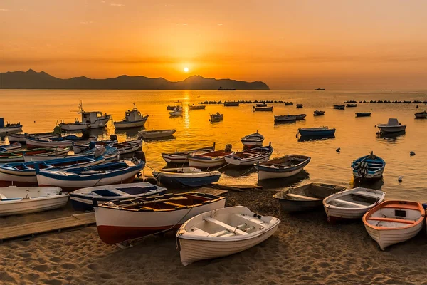 Spiaggia Barche Pesca Aspra Sicilia Mentre Sole Tramonta Sera Estate — Foto Stock