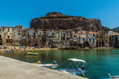 Sicilya, Cefalu 'nun liman duvarlarından şehre doğru bir manzara ve yazları Mesa' nın arkasında.