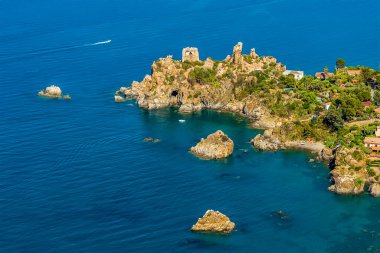 Norman şatosundan Sicilya 'nın Cefalu kentinin yukarısındaki Mesa' da bir harabe görünüyor.