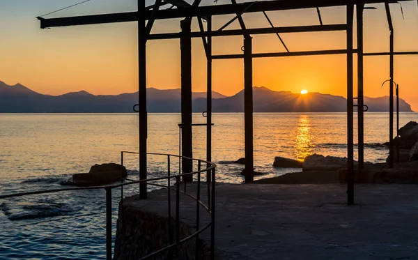 Sun Dips Mountains Gulf Palermo Seen Silhouette Derelict Boat Hoist — Stock Photo, Image