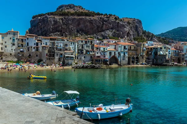 Små Båtar Förtöjda Mot Hamnmurarna Cefalu Sicilien Med Staden Och — Stockfoto