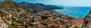 Sicilya 'nın Cefalu kentinin manzarası yazın şehrin arkasındaki mesa' dan.