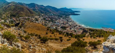 Sicilya 'nın Cefalu şehrinin manzarası Norman şatosunun tepesinden yazın şehrin arkasındaki tepeye.