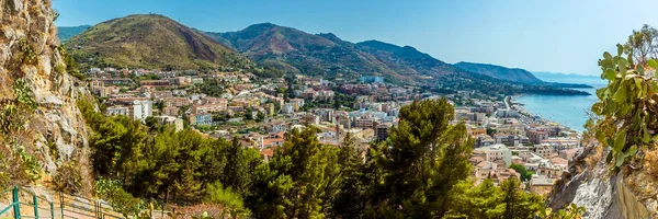 Sicilya 'nın Cefalu kasabasının ağaç sınırının üzerindeki panorama manzarası yaz aylarında kasabanın arkasındaki otlaktan.