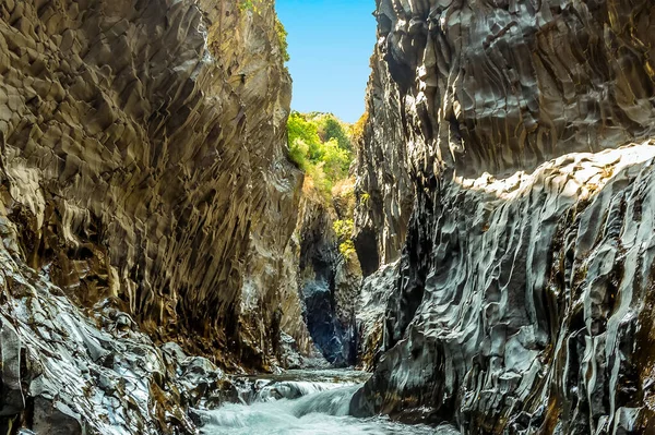 Alcantara Rivier Stroomt Door Een Kloof Basalt Vulkanische Zuilen Aan — Stockfoto