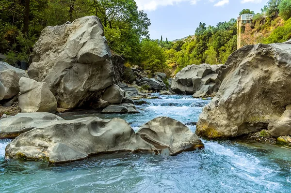 Cascatas Rio Alcantara Passam Por Grandes Rochas Vulcânicas Perto Taormina — Fotografia de Stock