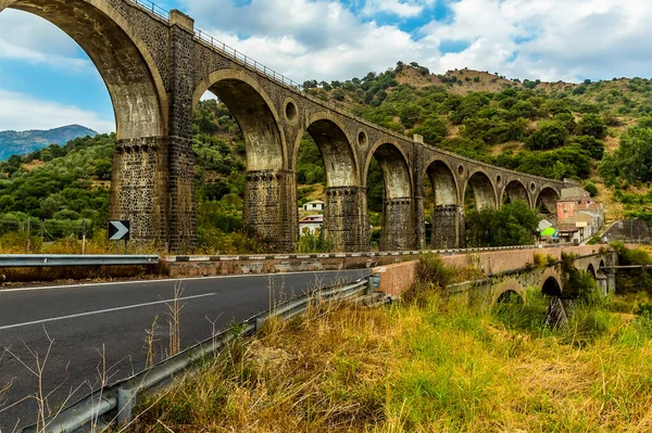 Opuszczony Most Kolejowy Pobliżu Rzeki Alcantara Pobliżu Taorminy Sycylia Lecie — Zdjęcie stockowe