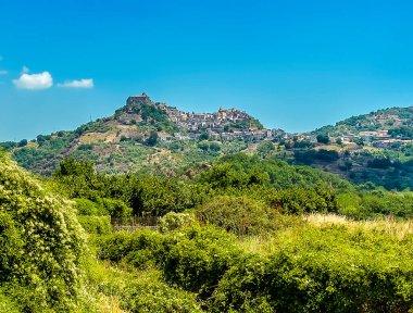 Yazın Sicilya, Etna Dağı 'nın eteklerindeki Castiglione di Sicilya tepelerine kadar uzanan tarlaların manzarası.