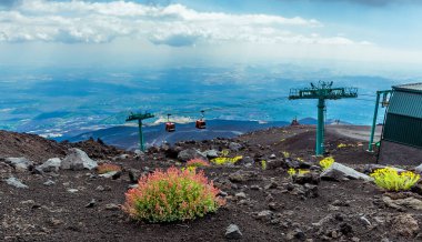 Sicilya 'daki Etna Dağı' nın üst teleferik istasyonunun volkanik manzarası.
