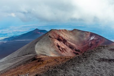 Sicilya 'nın Etna Dağı' nın zirvesinden yaz mevsiminde inen bir krater hattı.
