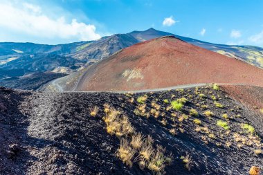 Sicilya 'nın Etna Dağı' nın zirvesine giden bir krater hattı.